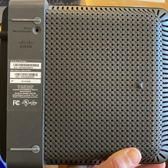Cisco Linksys EA 2700 Router - Picture 4 of 7
